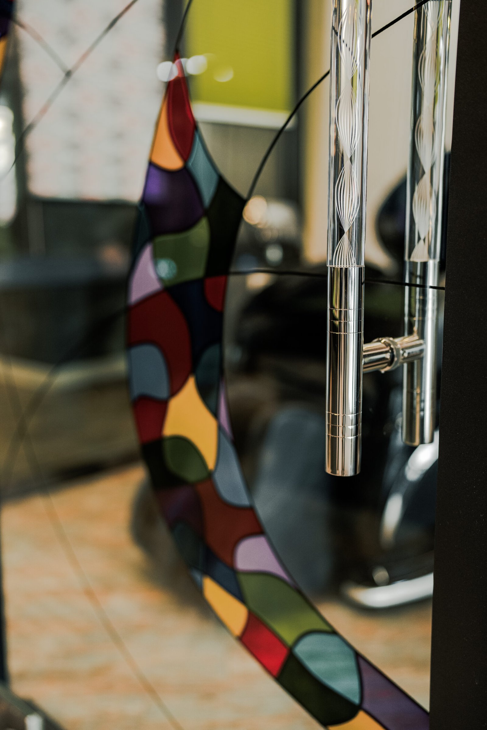 მინის თვითმკეტი კარი